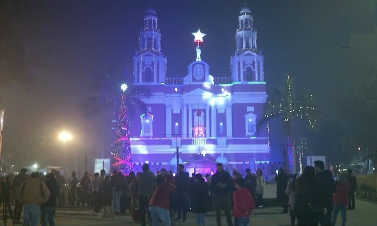 क्रिसमस के दौरान दिल्ली के सेक्रेड हार्ट कैथेड्रल चर्च के बाहर का दृश्य