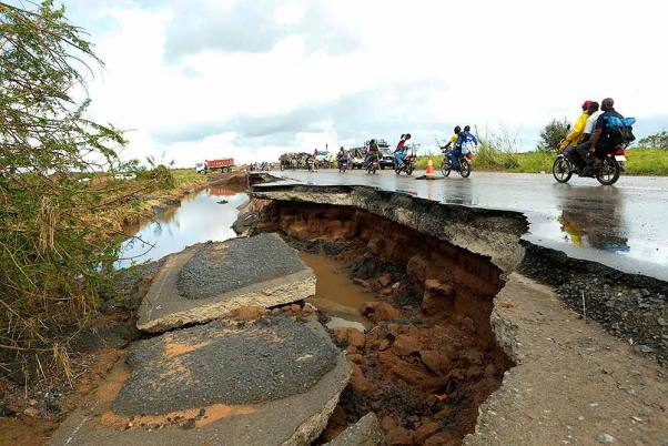 मोजाम्बिक में बेइरा से करीब 50 किलोमीटर दूर न्यामतंद में चक्रवात से क्षतिग्रस्त सड़क का नजारा
