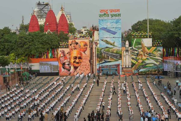 नई दिल्ली के लाल किले में 75वें स्वतंत्रता दिवस समारोह की फुल ड्रेस रिहर्सल के दौरान स्कूली बच्चे
