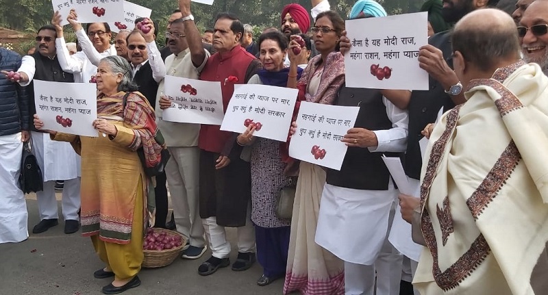 प्याज की कीमतों को लेकर संसद परिसर में विरोध प्रदर्शन करते पी चिदंबरम समेत अन्य कांग्रेस नेता