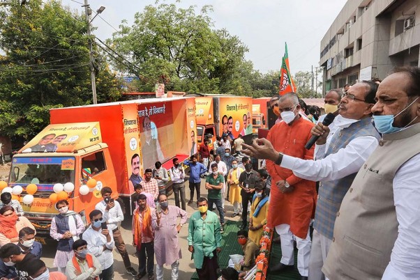 भाजपा के प्रदेश अध्यक्ष वीडी शर्मा के साथ मध्य प्रदेश में उपचुनावों के लिए डिजिटल चुनाव प्रचार वाहनों को हरी झंडी दिखाते प्रदेश के मुख्यमंत्री शिवराज सिंह चौहान