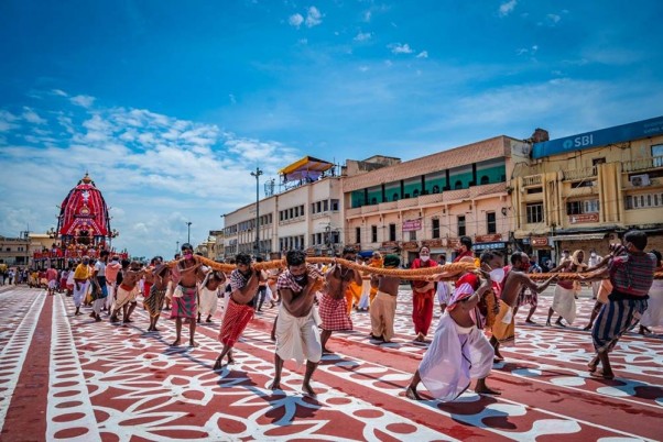 पुरी में भगवान जगन्नाथ की रथ यात्रा के दौरान रस्सियों से रथ को खींचते भक्त