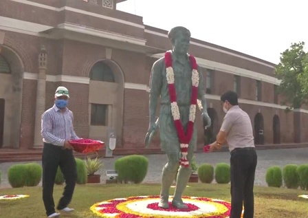 राष्ट्रीय खेल दिवस: मेजर ध्यानचंद की जयंती के अवसर पर मेजर ध्यानचंद नेशनल स्टेडियम में पुष्पांजलि अर्पित करते केंद्रीय खेल मंत्री किरेन रिजिजू