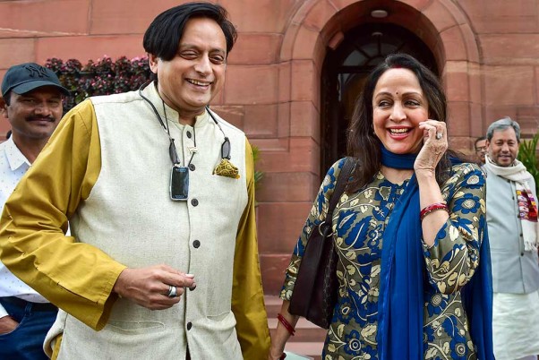 बजट सत्र के दौरान संसद भवन परिसर में भाजपा सांसद हेमा मालिनी, कांग्रेस सांसद शशि थरूर के साथ