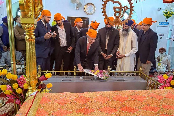 अमेरिकी महासचिव एंटोनियो गुटेरेस पाकिस्तान के करतारपुर में गुरुद्वारा दरबार साहिब में प्रार्थना करते हुए