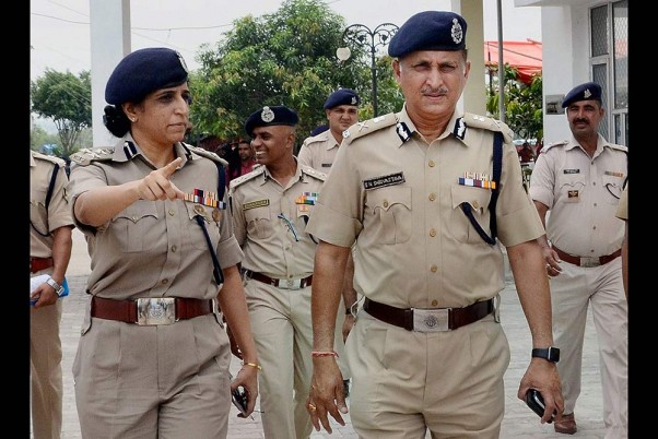 जम्मू में वार्षिक अमरनाथ यात्रा से पहले यात्री निवास शिविर का दौरा करते सीआरपीएफ के अतिरिक्त पुलिस महानिदेशक (एडीजी) एस एन श्रीवास्तव