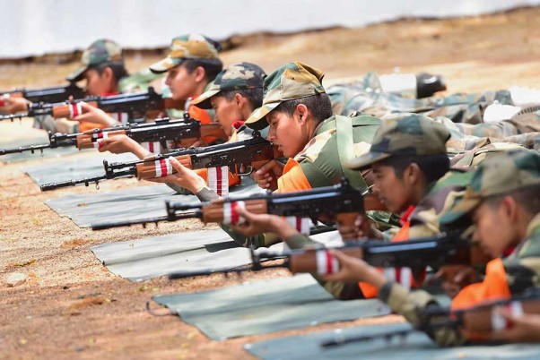 बेंगलुरु के कोर ऑफ मिलिट्री पुलिस सेंटर में ड्रिल करती महिला कैडेट