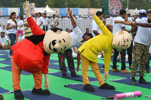 भारतीय एनिमेटेड कैरेक्टर मोटू पतलू रांची के प्रभात तारा मैदान में योग करते हुए