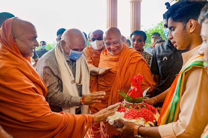 मुख्यमंत्री पद की शपथ लेने से पहले गुजरात के नवनिर्वाचित मुख्यमंत्री भूपेंद्र पटेल का श्री स्वामीनारायण गुरुकुल विश्वविद्या प्रतिष्ठान (एसजीवीपी) का दौरा