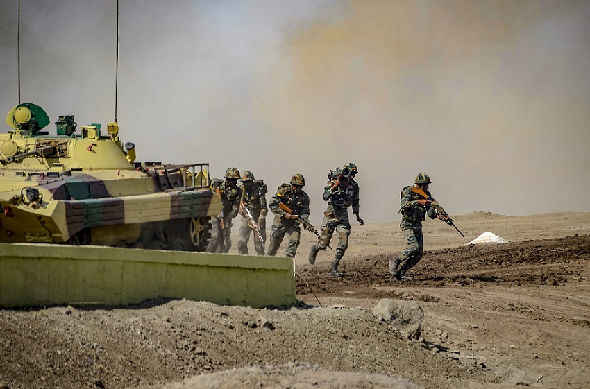 पुणे के पास अहमदनगर में युद्धाभ्यास के दौरान भारतीय सेना के जवान