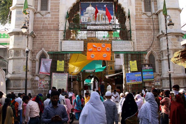 अजमेर में सूफी संत ख्वाजा मोइनुद्दीन चिश्ती के बाहर प्रार्थना करते तीर्थयात्री, कोरोना वायरस के मद्देनजर आगंतुकों के लिए किया गया है बंद