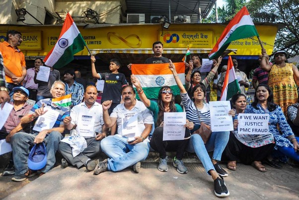 मुंबई के अंधेरी ईस्ट में बैंक के बाहर विरोध प्रदर्शन करते पीएमसी बैंक के खाताधारक