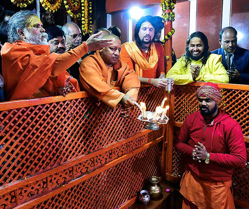 प्रयागराज कुंभ मेले के दौरान कैबिनेट की बैठक से पहले बड़े हनुमान मंदिर में प्रार्थना करते यूपी सीएम योगी आदित्यनाथ।