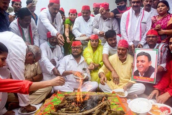 प्रयागराज में समाजवादी पार्टी के पार्टी अध्यक्ष अखिलेश यादव का 48वां जन्मदिन मनाते पार्टी कार्यकर्ता