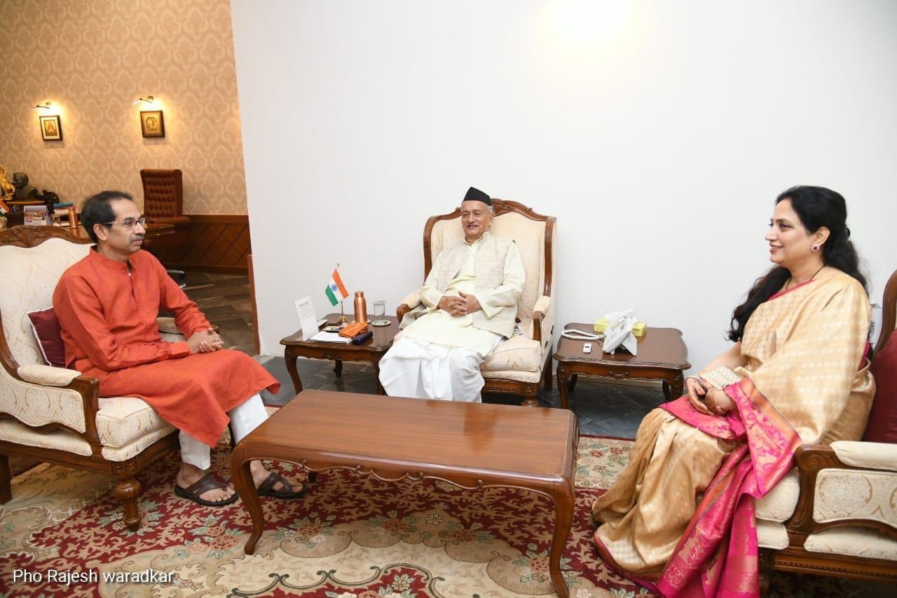 महाराष्ट्र के राज्यपाल भगत सिंह कोश्यारी से मुलाकात करते उद्धव ठाकरे और उनकी पत्नी रश्मि ठाकरे