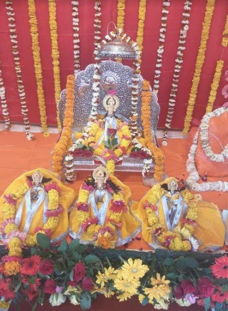 अस्थाई मंदिर में शिफ्ट हुए रामलला, चांदी के सिंहासन पर विराजे, हुई भव्य आरती