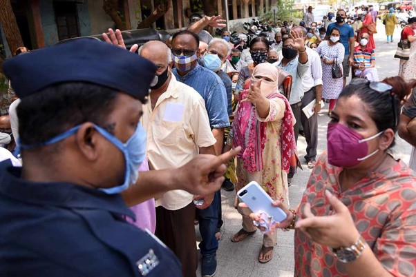 नवी मुंबई के वाशी में एक अस्पताल के बाहर लगी कोविड-19 वैक्सीनेशन के लिए लंबी कतार