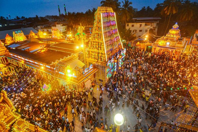 मंगलुरु में विजयदशमी के दौरान शारदा मूर्ति जुलूस में भाग लेते श्रद्धालु