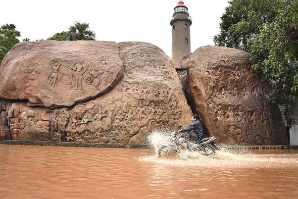 मामल्लपुरम में भारी बारिश के बाद हेरिटेज साइट पर जलभराव का नजारा