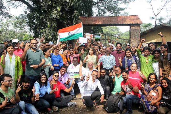 मुख्यमंत्री उद्धव ठाकरे द्वारा आरे कॉलोनी में बनने वाले मेट्रो कार शेड के प्रॉजेक्ट पर रोक लगाने के फैसले के बाद जश्न मनाते सेव आरे ग्रुप के कार्यकर्ता