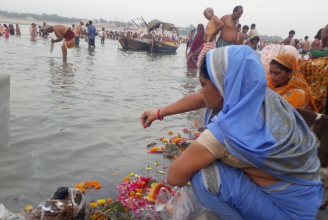 प्रयागराज में बुद्ध पूर्णिमा के अवसर पर गंगा में पवित्र डुबकी लगाते और पूजा-अर्चना करते श्रद्धालु