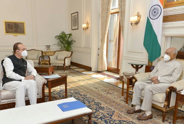 कृषि विधेयकों को लेकर राष्ट्रपति भवन में राष्ट्रपति रामनाथ कोविंद से मुलाकात करते राज्यसभा में विपक्ष के नेता गुलाम नबी आज़ाद