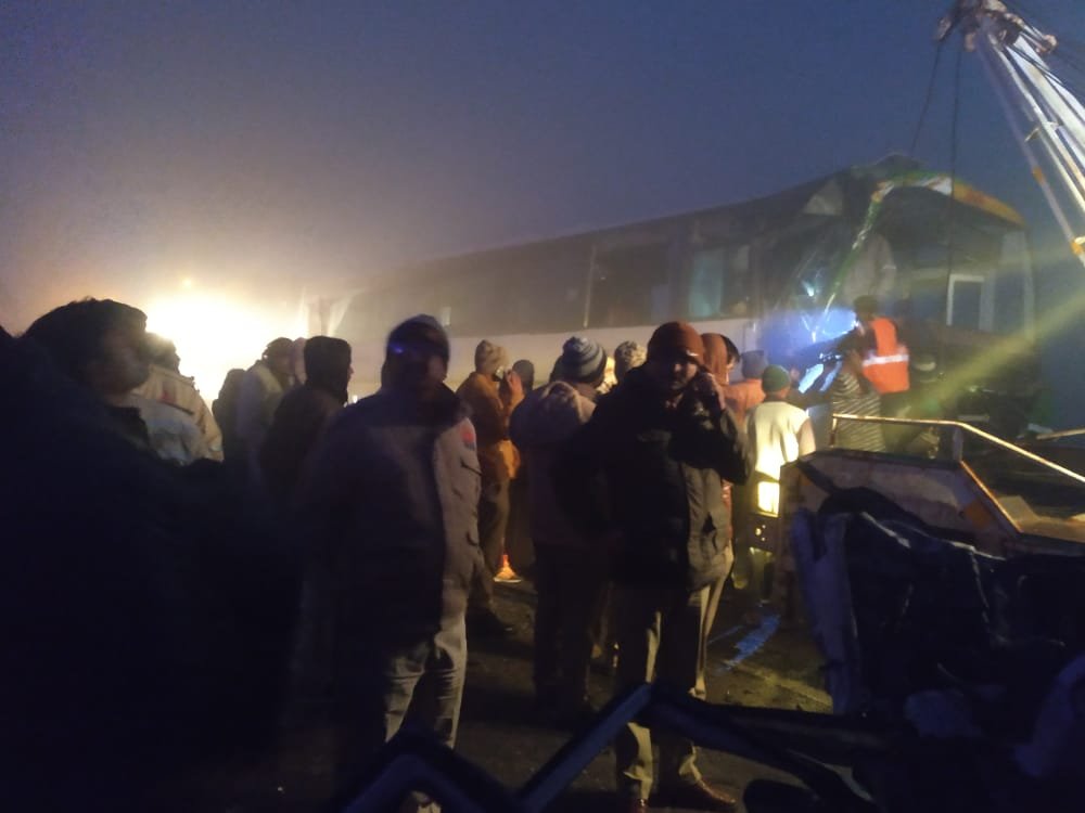 उत्तर प्रदेश के उन्नाव में कोहरे के कारण एक्सप्रेस-वे पर बस और कार में भिड़ंत, सात लोग हुए जख्मी