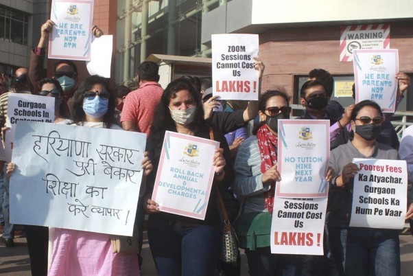 गुरुग्राम में ट्यूशन फीस और स्कूलों द्वारा वसूले जाने वाले वार्षिक शुल्क के विरोध में अभिभावकों का धरना