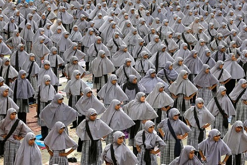 अहमदाबाद के एक स्कूल में अंतरराष्ट्रीय योग दिवस से पहले योगाभ्यास करती छात्राएं