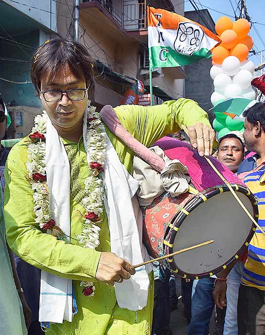 पश्चिम बंगाल विधानसभा चुनाव से पहले हावड़ा जिले में डोर-टू-डोर कैंपेन करते टीएमसी उम्मीदवार डीआर राणा चटर्जी