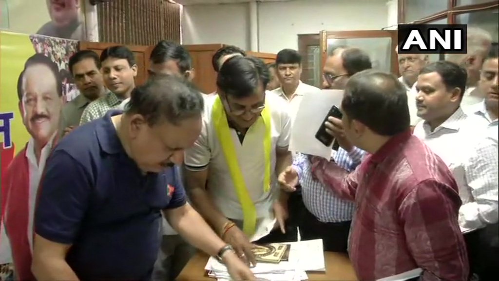 पश्चिम बंगाल में डॉक्टरों की चल रही हड़ताल को लेकर दिल्ली में केंद्रीय स्वास्थ्य मंत्री डॉ. हर्षवर्धन से मुलाकात करते  इंडियन मेडिकल एसोसिएशन (IMA) के प्रतिनिधिमंडल।