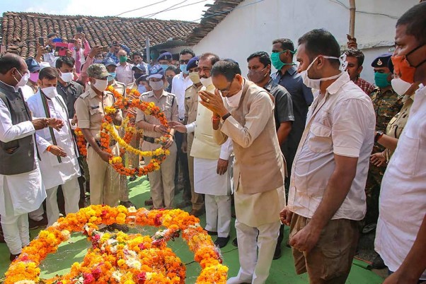 मध्य प्रदेश के सतना जिले में जम्मू-कश्मीर के पुलवामा में मारे गए सीआरपीएफ जवान धीरेंद्र त्रिपाठी को श्रद्धांजलि अर्पित करते सीएम शिवराज सिंह चौहान