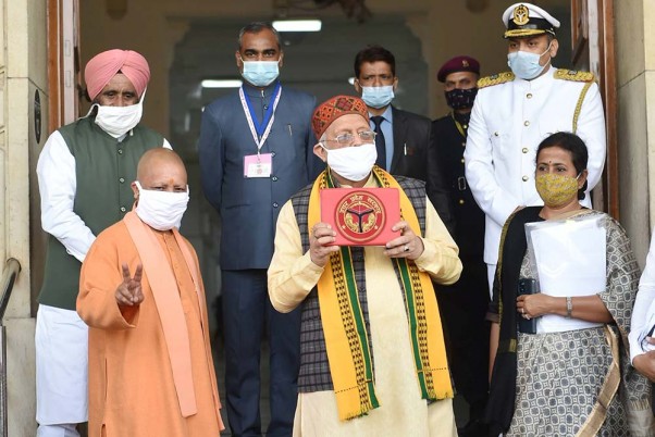 यूपी विधान सभा में बजट 2021-22 पेश करने के लिए पहुंचे सीएम योगी आदित्यनाथ और राज्य के वित्त मंत्री सुरेश खन्ना