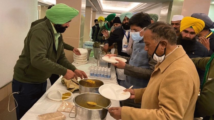 किसान आंदोलन को लेकर छठे दौर की बैठक के बीच लंच ब्रेक में किसानों के साथ खाने खाते केंद्रीय मंत्री