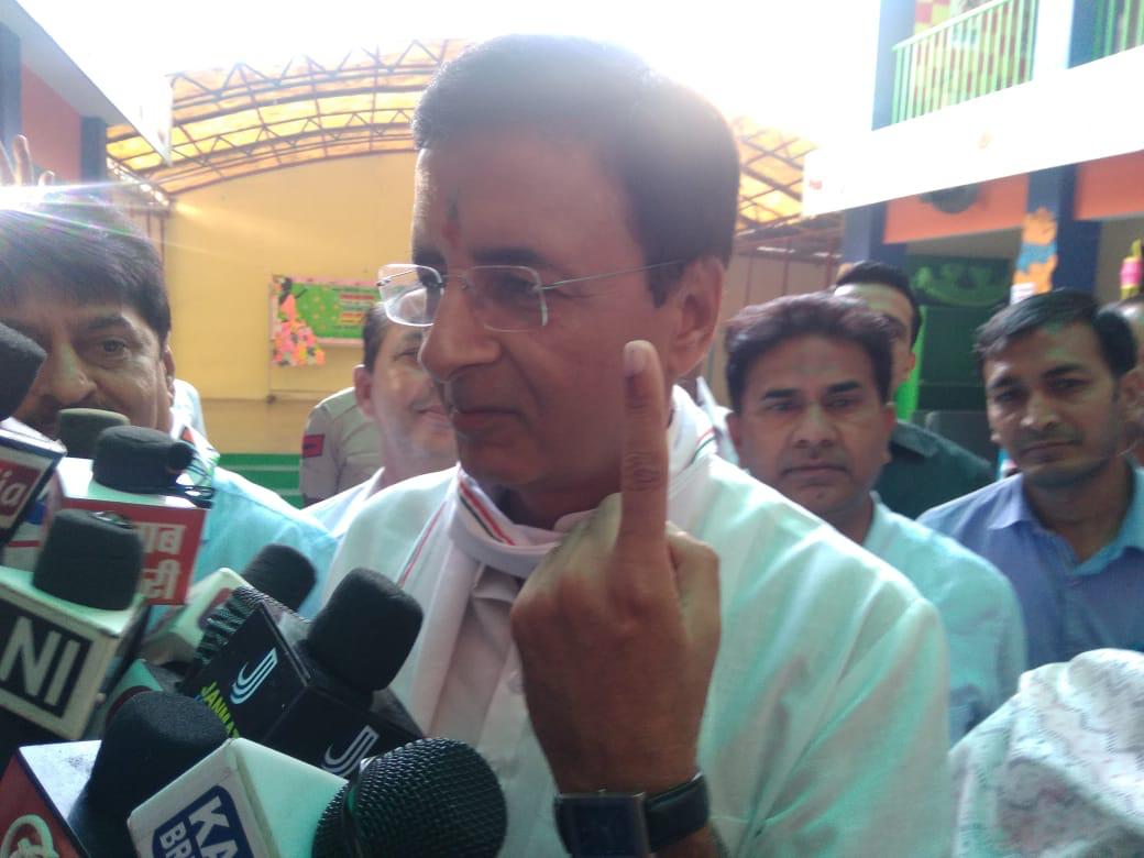 मतदान करने के बाद कैथल से कांग्रेस प्रत्याशी रणदीप सिंह सुरजेवाला