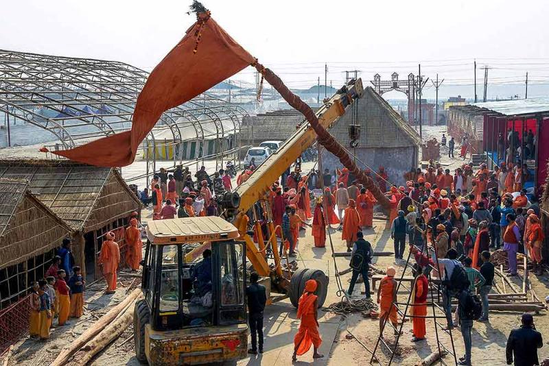 इलाहाबाद में कुंभ मेला 2019 के लिए धर्मध्वजा पूजन समारोह में भाग लेते श्री पंचायती महानिर्वाणी अखाड़े के साधु