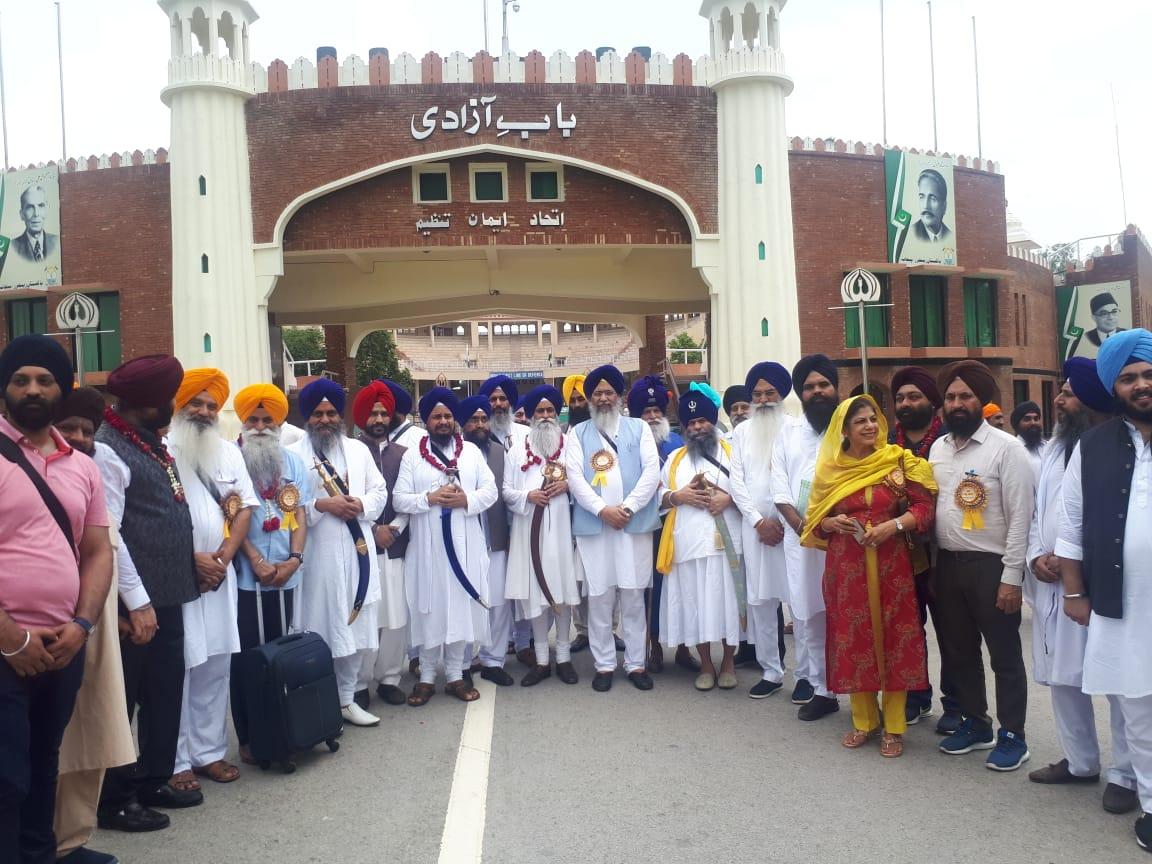 गुरू नानक की 550वीं जयंती के लिए पाकिस्तान स्थित ननकाना साहिब पहुंचा करीब 500 श्रद्धालुओं का जत्था