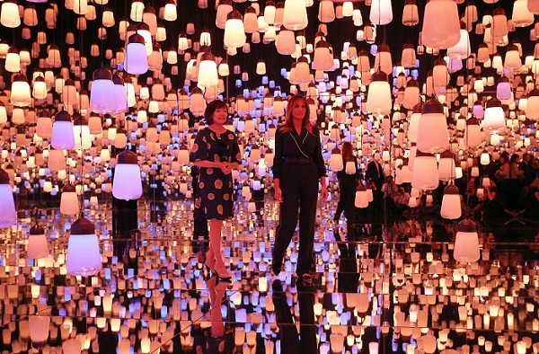 टोक्यो में डिजिटल आर्ट संग्रहालय का दौरा करतीं अमेरिका की पहली महिला मेलानिया ट्रम्प और जापानी  प्रधान मंत्री शिंजो आबे की पत्नी ऐकी आबे