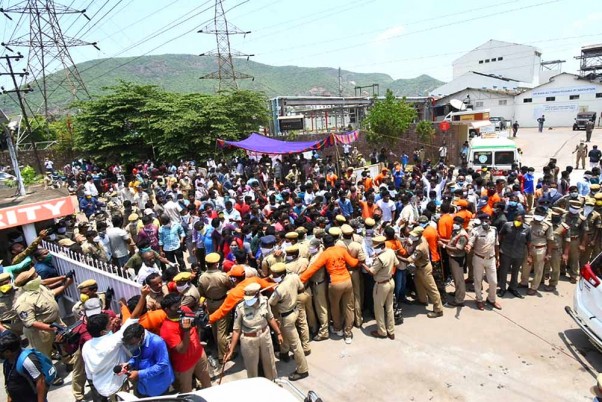 विशाखापत्तनम हादसे के बाद केमिकल प्लांट बंद करने की मांग को लेकर विरोध प्रदर्शन करते स्थानीय लोग