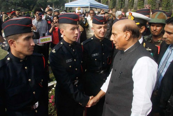 पुणे में राष्ट्रीय रक्षा अकादमी में 137वीं पाठ्यक्रम की पासिंग आउट परेड में रक्षा मंत्री राजनाथ सिंह