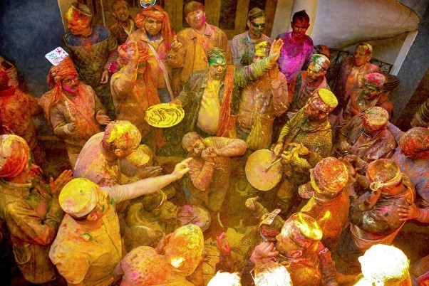 कुल्लू में होली का नजारा