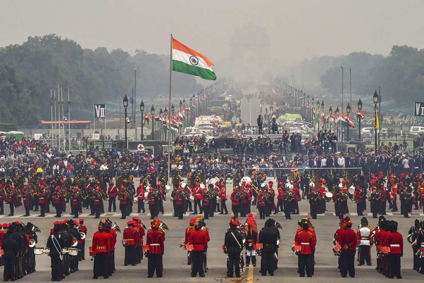 राजधानी दिल्ली के विजय चौक पर बीटिंग रिट्रीट समारोह के लिए फुल ड्रेस रिहर्सल की एक झलक