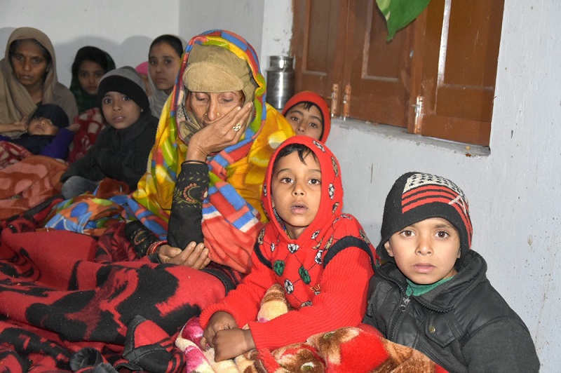 पुंछ जिले के मेंढर में एलओसी के पास पाकिस्तानी सेना द्वारा गोलाबारी के बाद ग्रामीणों ने एक मंदिर में शरण ली