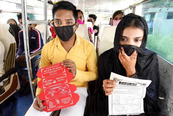 लॉकडाउन में फंसे एक नवविवाहित दंपति पटना से कोलकाता जाने वाली बस में बैठे हुए