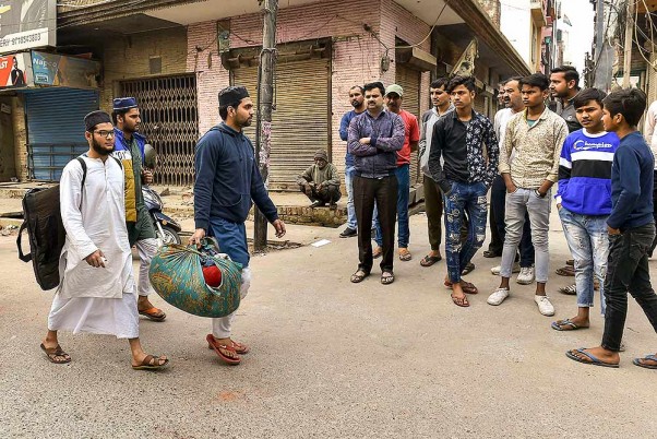 दंगा प्रभावित उत्तर पूर्वी दिल्ली के शिव विहार क्षेत्र में संशोधित नागरिकता कानून के विरोध में फैली हिंसा के बाद अपने घरों को खाली कर जाते लोग