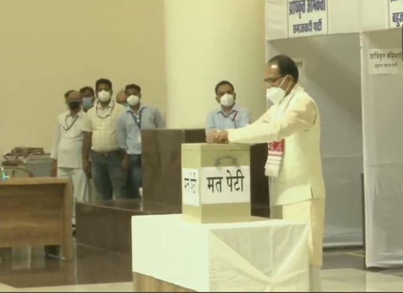भोपाल में राज्य विधानसभा में राज्यसभा के लिए अपना वोट डालते मध्य प्रदेश के मुख्यमंत्री शिवराज सिंह चौहान