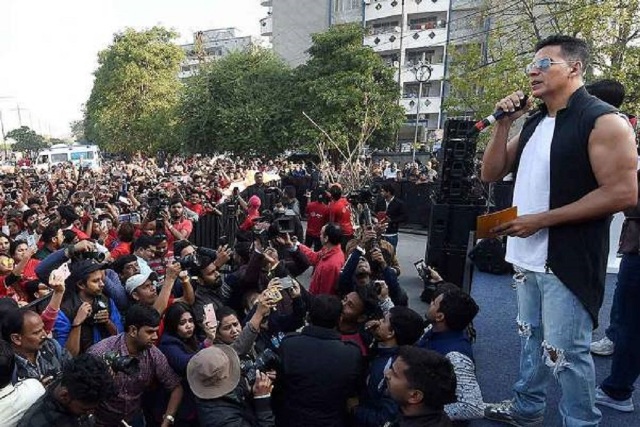 बॉलीवुड अभिनेता अक्षय कुमार लखनऊ में अंतर्राष्ट्रीय महिला दिवस के अवसर पर एक कार्यक्रम के दौरान