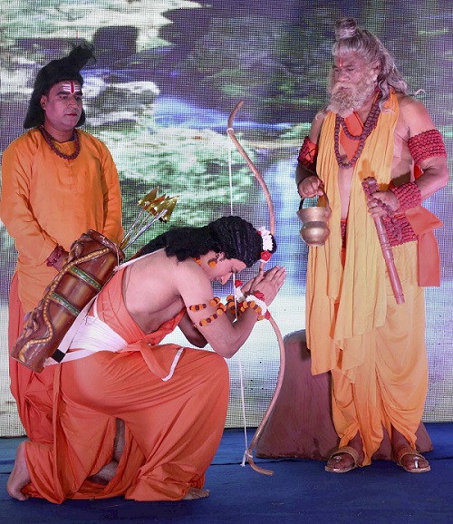 नई दिल्ली में रामलीला के मंचन के दौरान ऋषि अगस्त्य की भूमिका में केंद्रीय इस्पात राज्य मंत्री फग्गन सिंह कुलस्ते