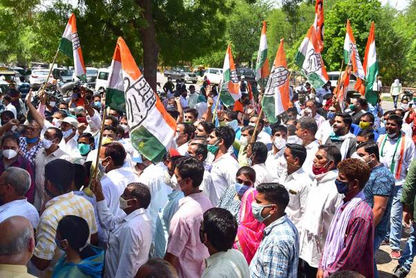 राजस्थान में सियासी संकट के बीच बीकानेर में कलेक्टर कार्यालय के बाहर प्रदर्शन करते कांग्रेस कार्यकर्ता