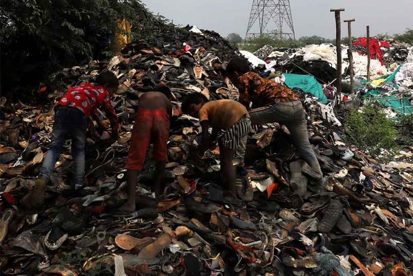 गाजियाबाद में लॉकडाउन के दौरान विश्व पर्यावरण दिवस पर एक कचरे के ढेर से दोबारा प्रयोग में ली जाने वाली सामग्री को अलग करते बच्चे